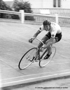 Agent André Simard à vélo, 1976