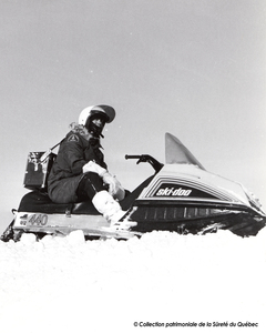 Policière en motoneige, 1979
