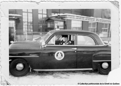 Policier et voiture de patrouille, 1954